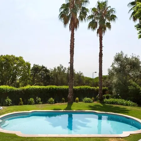 Amazing 4 Bedroom With Pool, View & Garden Vila
