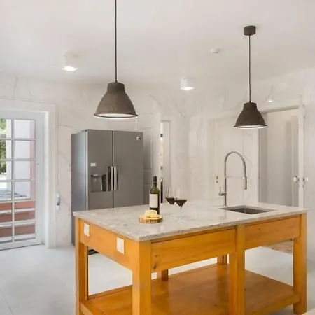 Amazing 4 Bedroom With Pool, View & Garden Vila *